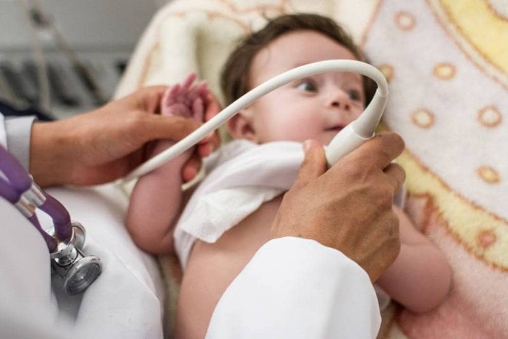پزشک چگونه سوراخ قلب نوزاد را تشخیص می‌دهد؟